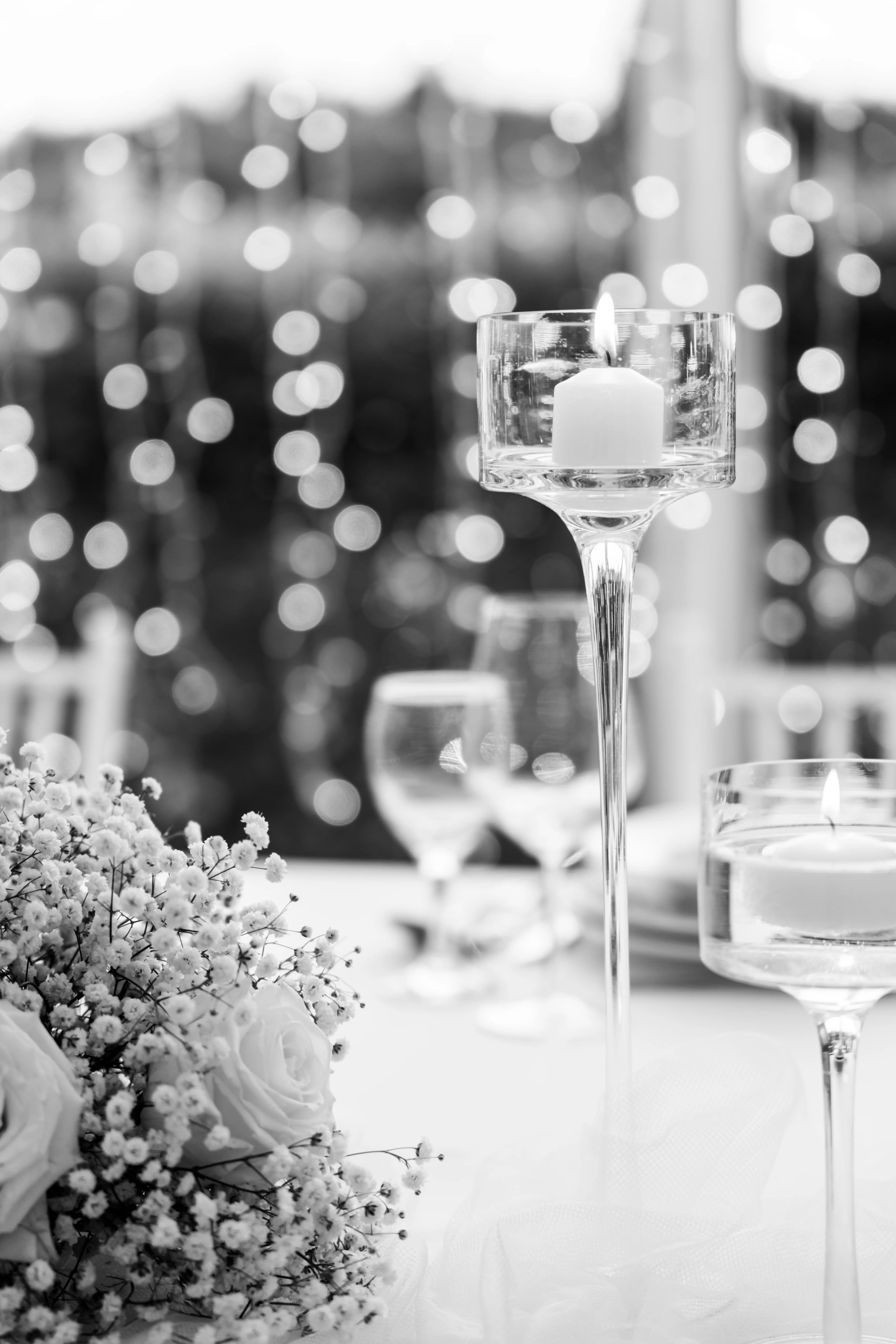 Detalj svijeća i cvijeća na elegantno uređenom stolu
